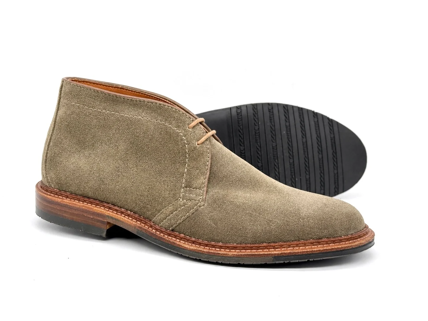 1590L - Clay Suede Chukka Boot w Rubber Sole